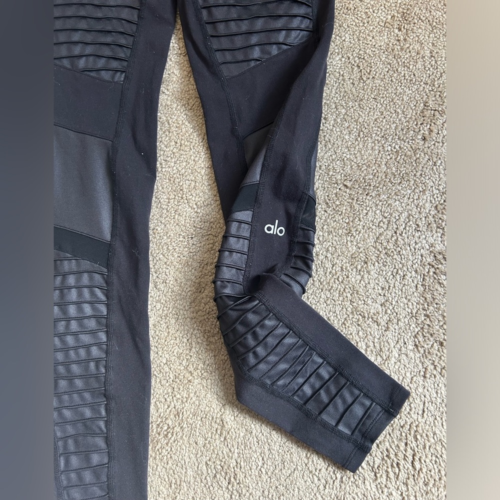 alo yoga high rise moto leggings